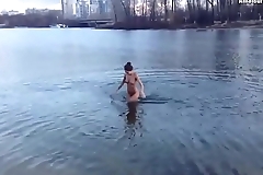 Perfect brunette enters the river without clothes - amateurteensex.in